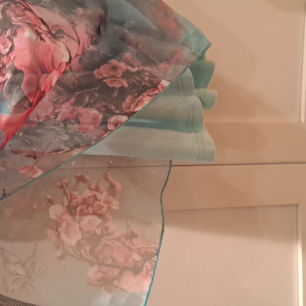 Floral V-Neck Chiffon Top - Picture 3 of 5